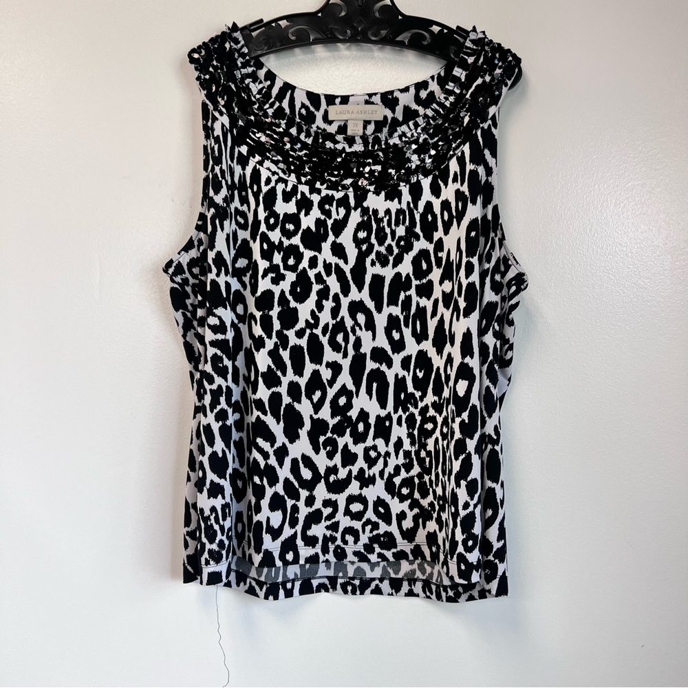 Women’s Black/ White Leopard Print Sleeveless Blouse w/ Sequin Detail Size 2X